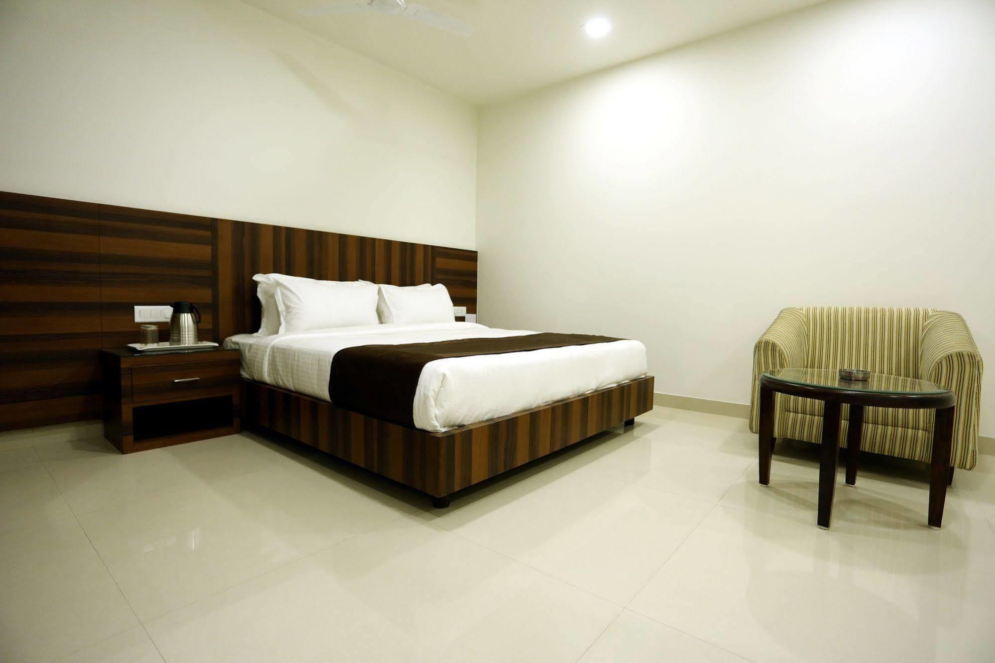 Solitaire Hotel Raipur  Luaran gambar