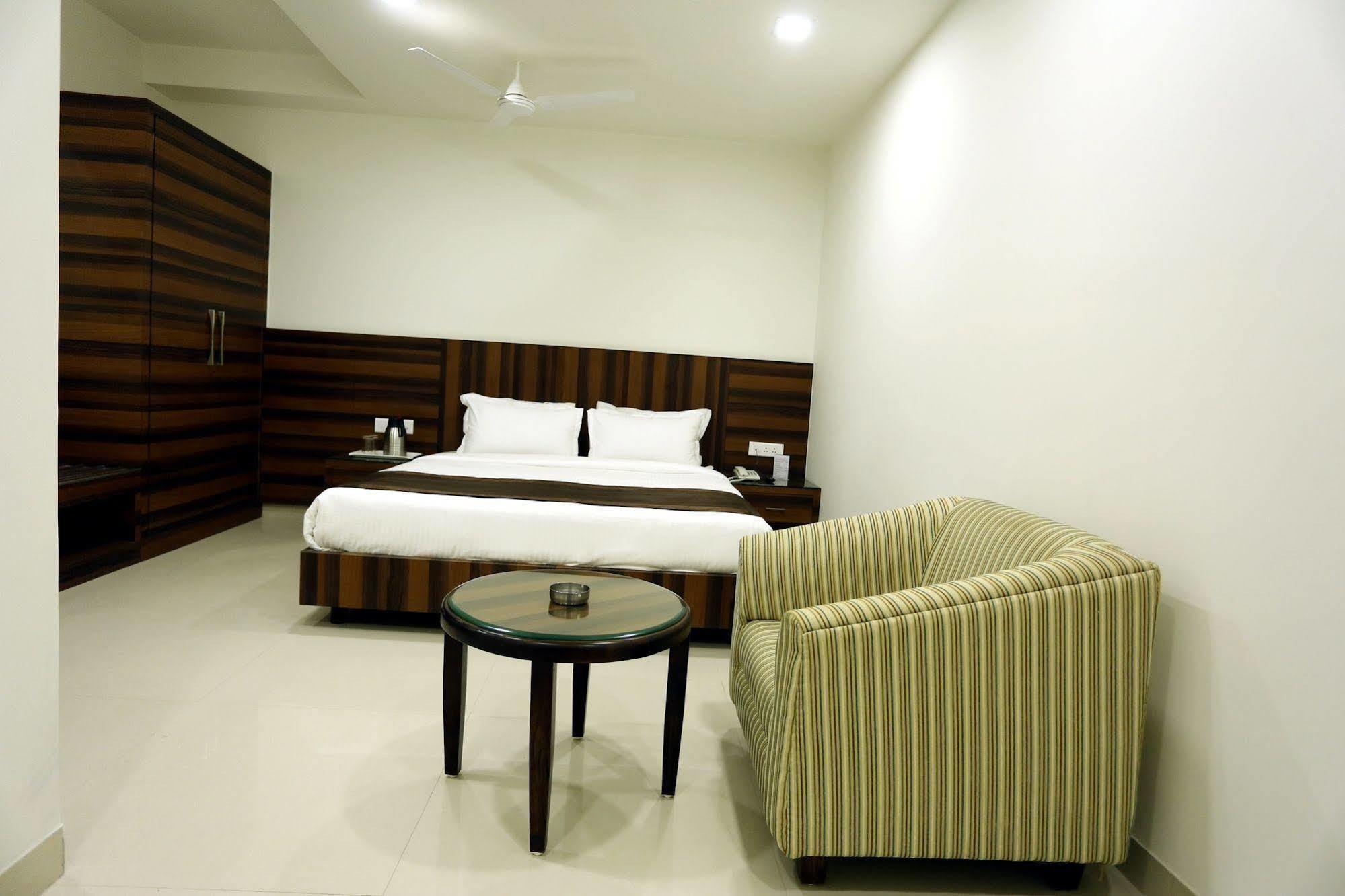 Solitaire Hotel Raipur  Luaran gambar